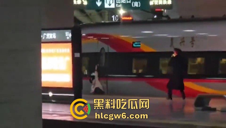 广州南站一乘客阻扒高铁车门夹住拖行，站务员紧急联络司机并跑向乘客，差点酿成大祸。  第7张