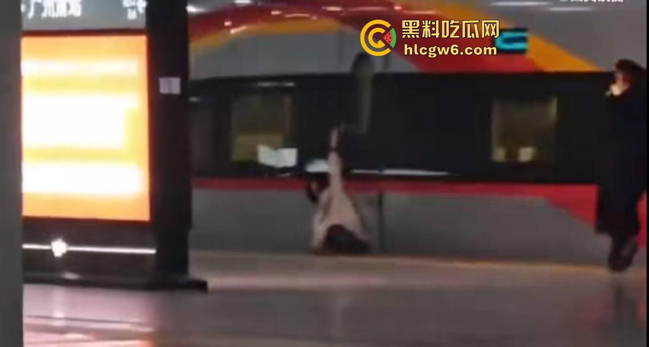 广州南站一乘客阻扒高铁车门夹住拖行，站务员紧急联络司机并跑向乘客，差点酿成大祸。  第8张