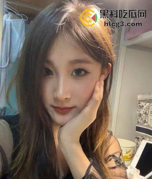 上海艺术学院极品反差校花『方卓威』颜值顶尖的纯欲女神被金主包养啪啪视频流出！  第1张