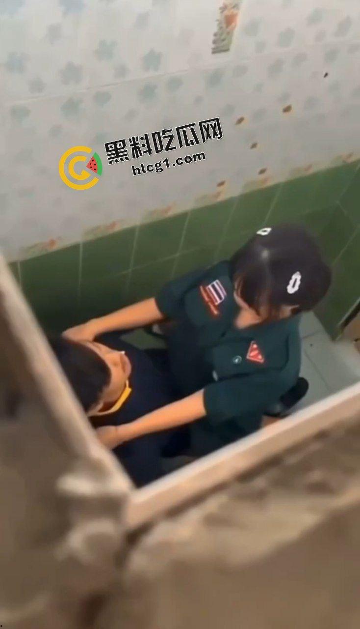 炸裂大瓜！泰国一军校 饥渴小情侣厕所双人运动 快活之际惨遭偷拍 视频曝光后女孩轻生  第3张