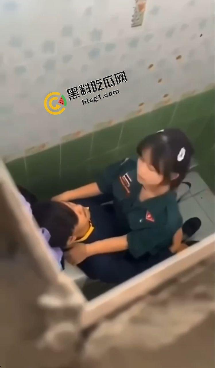 炸裂大瓜！泰国一军校 饥渴小情侣厕所双人运动 快活之际惨遭偷拍 视频曝光后女孩轻生  第4张
