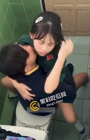 炸裂大瓜！泰国一军校 饥渴小情侣厕所双人运动 快活之际惨遭偷拍 视频曝光后女孩轻生  第6张