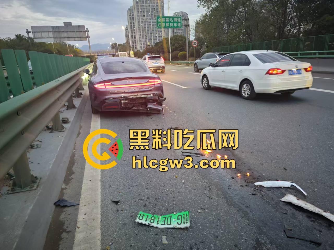 九江首辆紫色小米SU7遭遇车祸 电车安然无恙 油车烧成灰 雷总金字招牌造车没偷工减料！  第6张