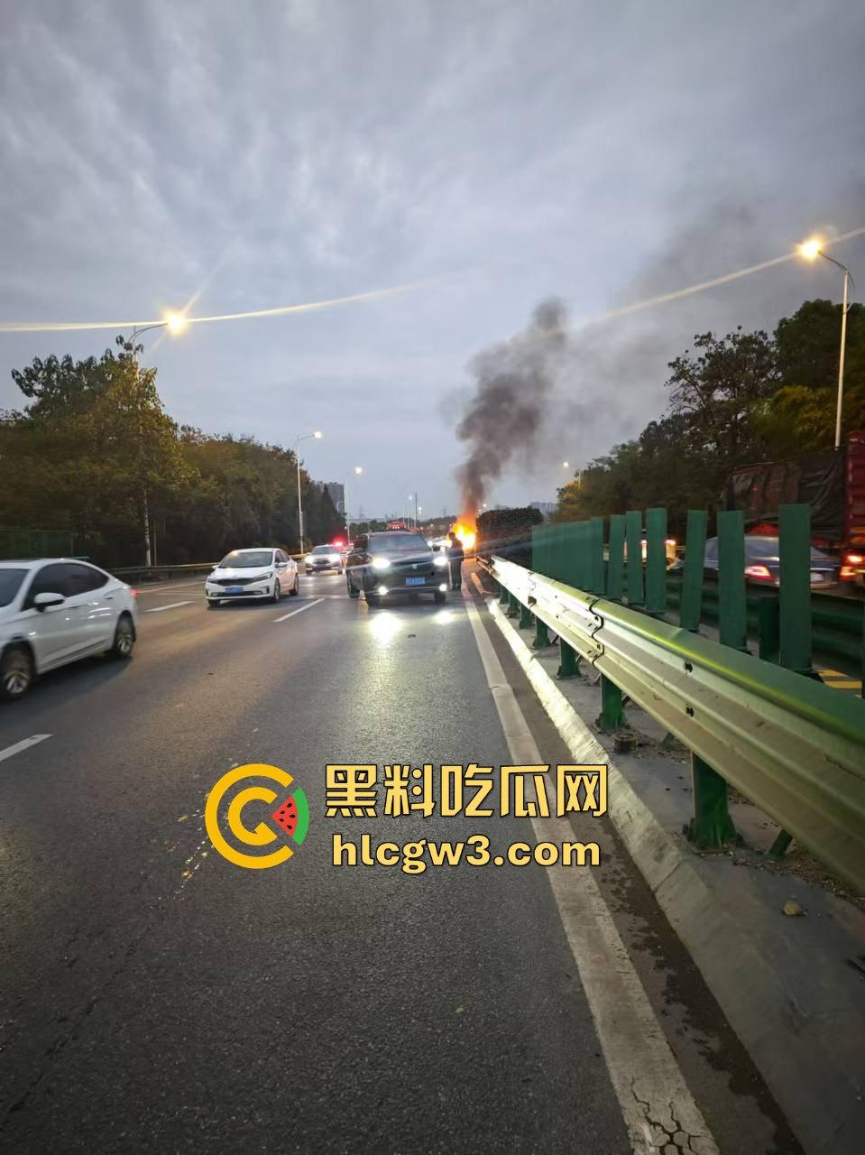 九江首辆紫色小米SU7遭遇车祸 电车安然无恙 油车烧成灰 雷总金字招牌造车没偷工减料！  第7张