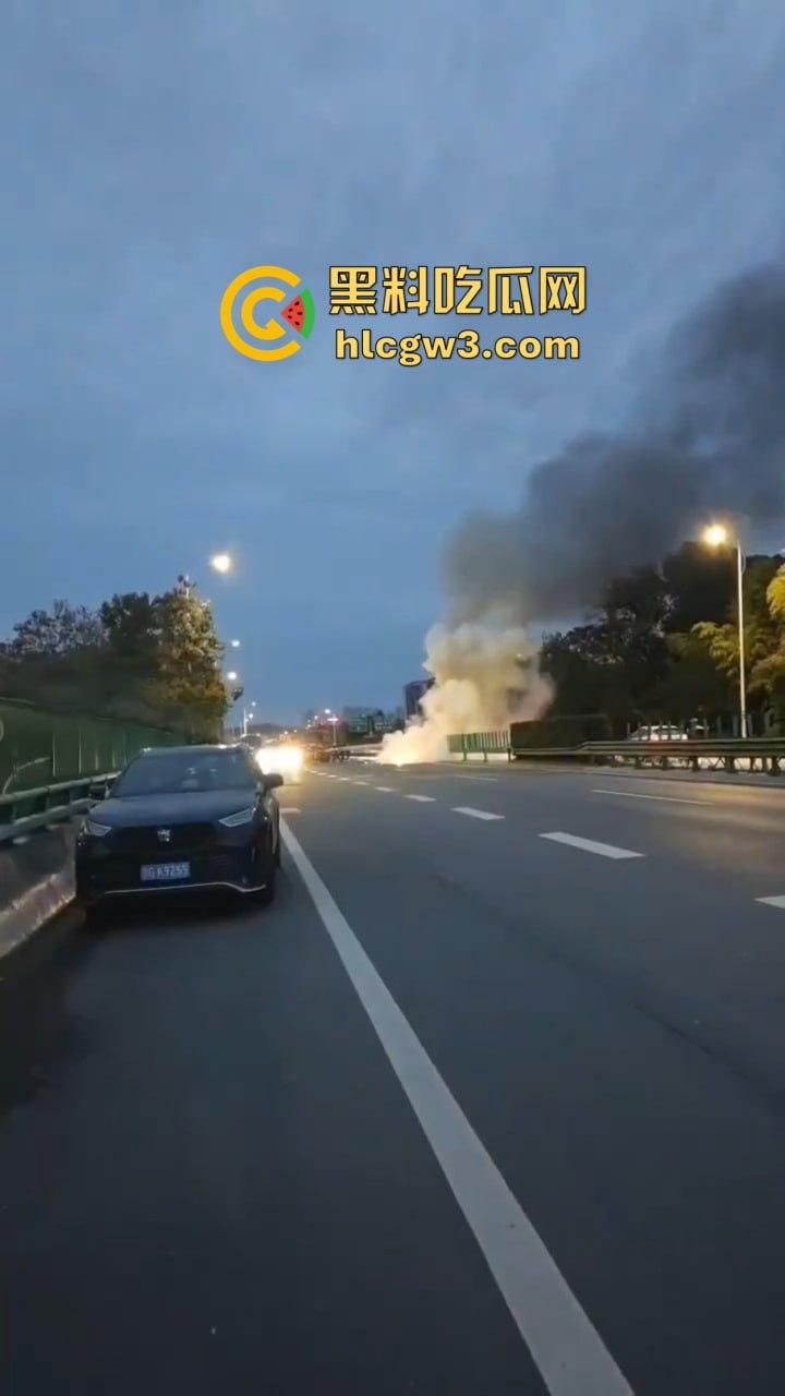 九江首辆紫色小米SU7遭遇车祸 电车安然无恙 油车烧成灰 雷总金字招牌造车没偷工减料！  第10张
