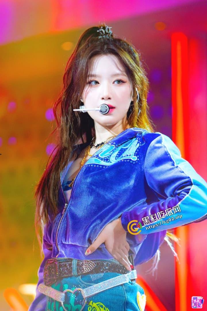 韩国女团 (G) I-DLE 台湾成员 叶舒华 露奶秀 跳舞时动作太大不慎漏点 现场表演真空上阵  褐色乳头小奶一览无余 第3张