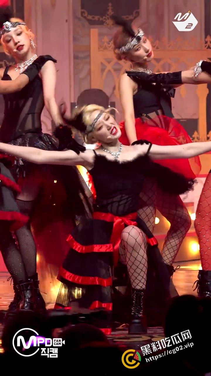 韩国女团 (G) I-DLE 台湾成员 叶舒华 露奶秀 跳舞时动作太大不慎漏点 现场表演真空上阵  褐色乳头小奶一览无余 第6张