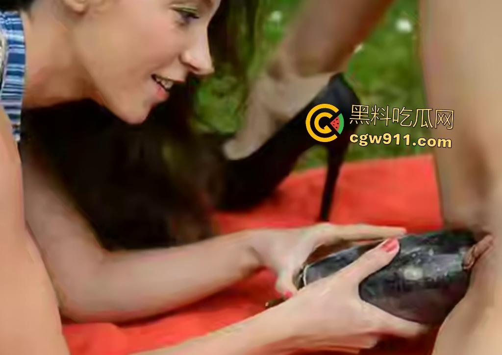 欧美户外重口果交派对，白衣美女与闺蜜露出扩阴，细长番茄从逼里挤出，巨型茄子全根塞穴撑到极限！  第5张