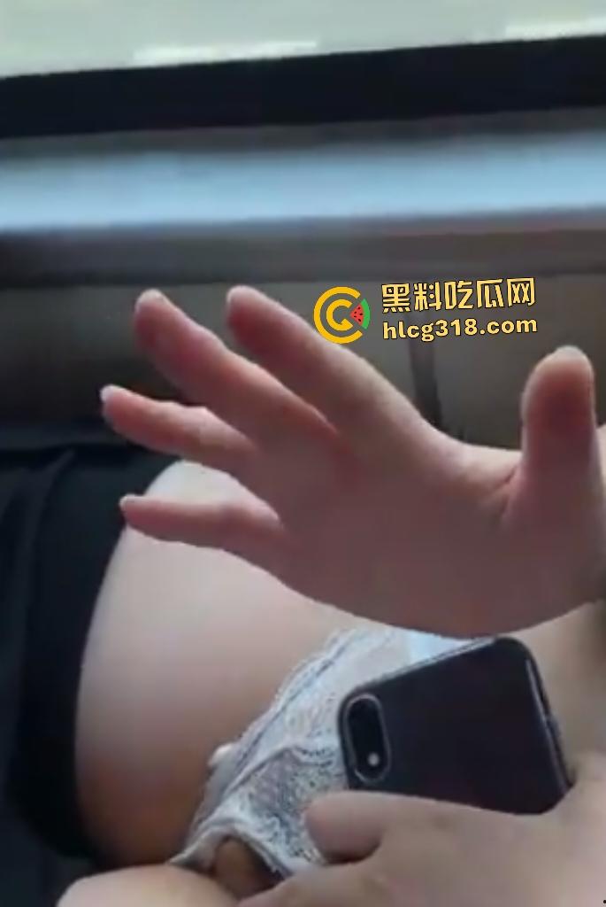 骚货女友坐大巴上突然犯性瘾！大胆脱裤自慰抠逼痒，司机开越快她自慰速度越快，淫水湿透了座位！  第3张