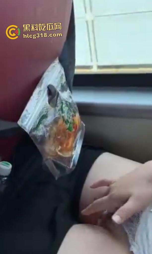 骚货女友坐大巴上突然犯性瘾！大胆脱裤自慰抠逼痒，司机开越快她自慰速度越快，淫水湿透了座位！  第6张
