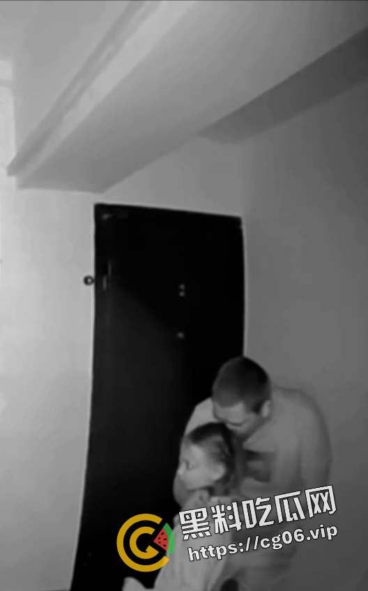 俄罗斯男子猥亵邻居女孩被监控拍下 第二天就被正义人士抓住打死  第1张