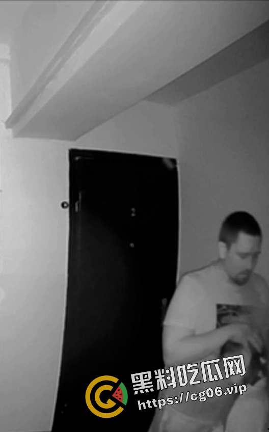 俄罗斯男子猥亵邻居女孩被监控拍下 第二天就被正义人士抓住打死  第2张