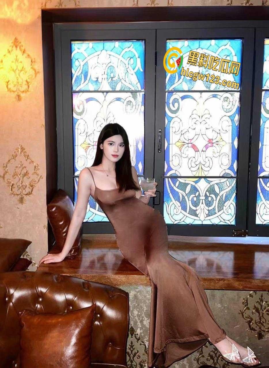 广西贵港04年【吴金倩】，反差骚货翘着屁股等着炮友后入，无套约炮成瘾 ！  第3张