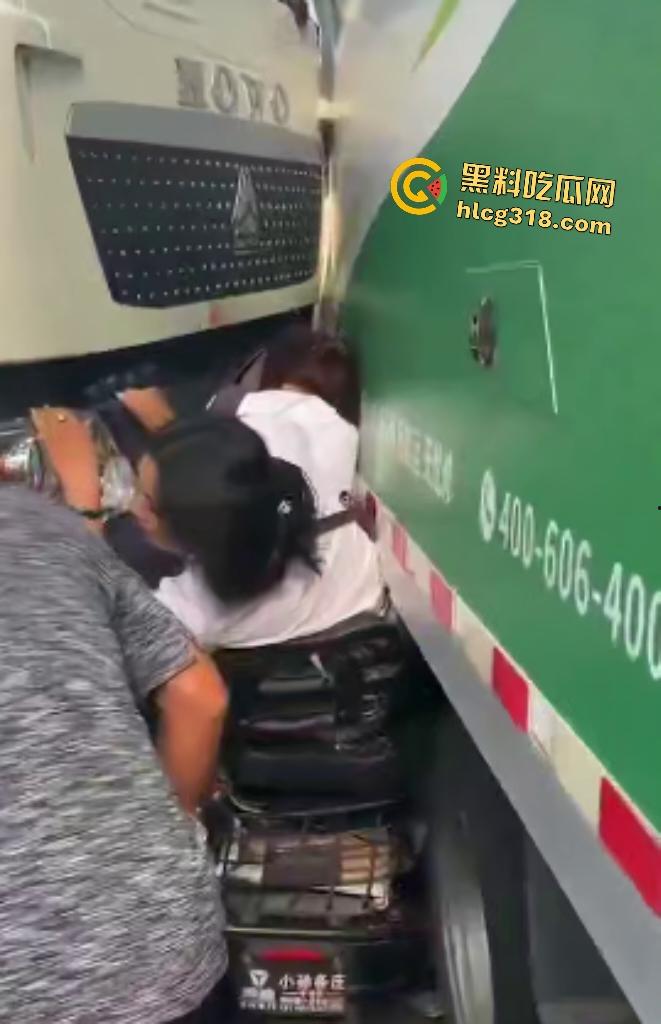 天津蓟州文昌街货车横冲直撞飞来横祸，电动车两死两伤，人被卡在两汽车中间，直接变成人肉饼干！  第2张
