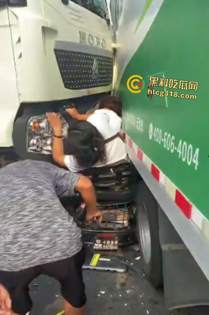 天津蓟州文昌街货车横冲直撞飞来横祸，电动车两死两伤，人被卡在两汽车中间，直接变成人肉饼干！  第3张