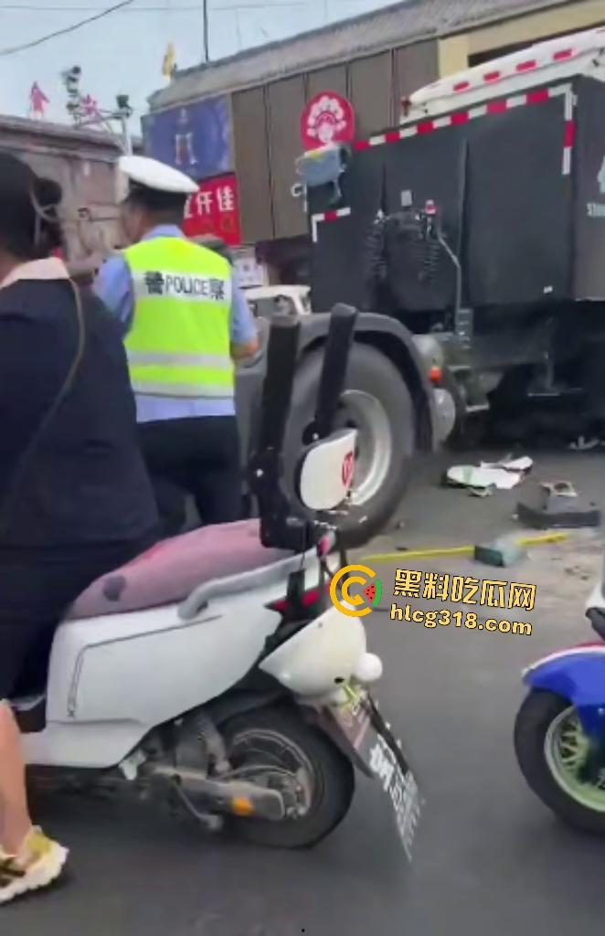 天津蓟州文昌街货车横冲直撞飞来横祸，电动车两死两伤，人被卡在两汽车中间，直接变成人肉饼干！  第5张