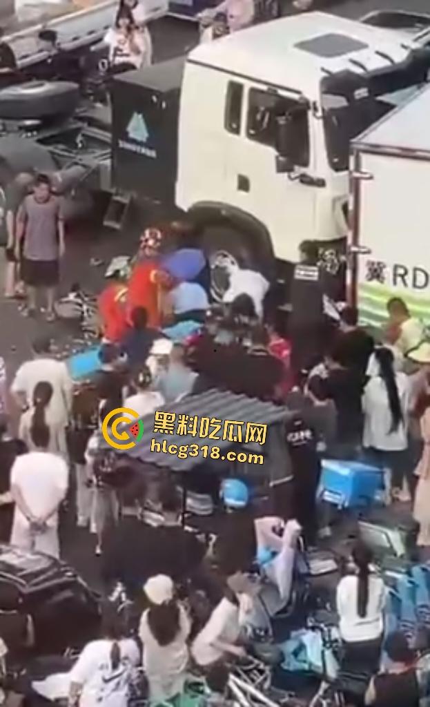 天津蓟州文昌街货车横冲直撞飞来横祸，电动车两死两伤，人被卡在两汽车中间，直接变成人肉饼干！  第8张