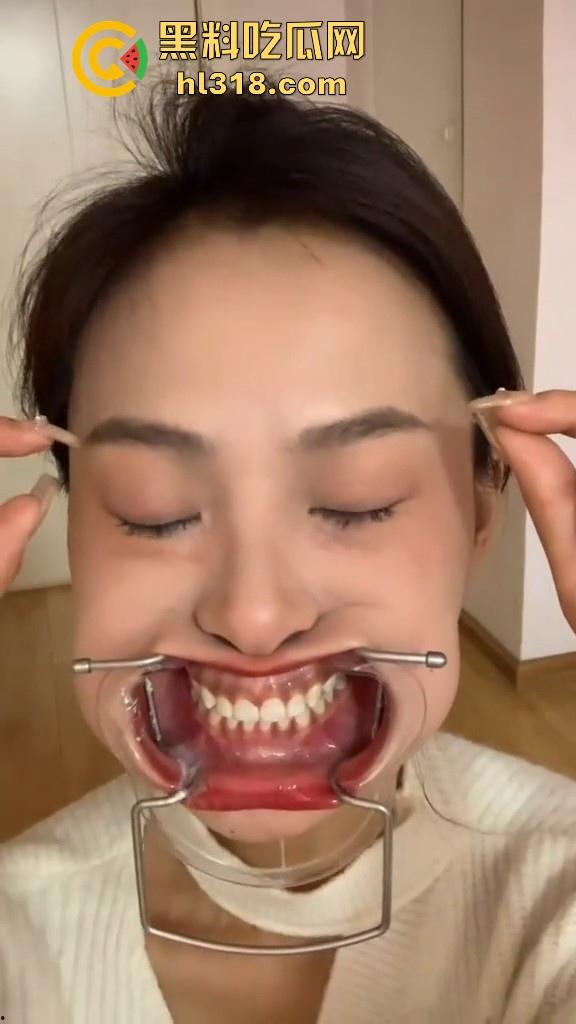 给骚母狗来个口腔检查，看看这淫荡骚逼口中有没有什么异物，合不合适射嘴里，母狗还挺享受的！  第2张