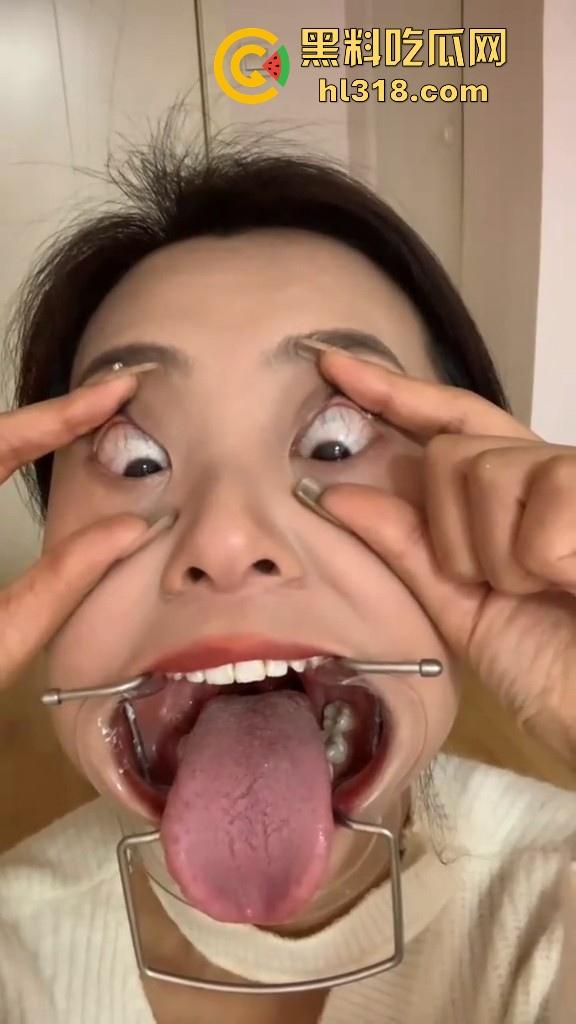 给骚母狗来个口腔检查，看看这淫荡骚逼口中有没有什么异物，合不合适射嘴里，母狗还挺享受的！  第4张