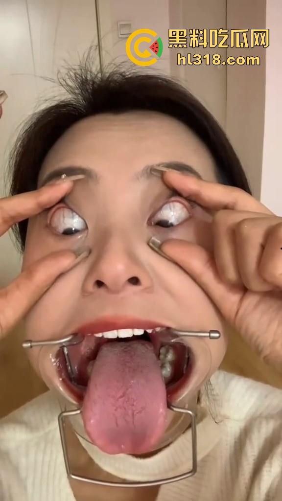 给骚母狗来个口腔检查，看看这淫荡骚逼口中有没有什么异物，合不合适射嘴里，母狗还挺享受的！  第5张