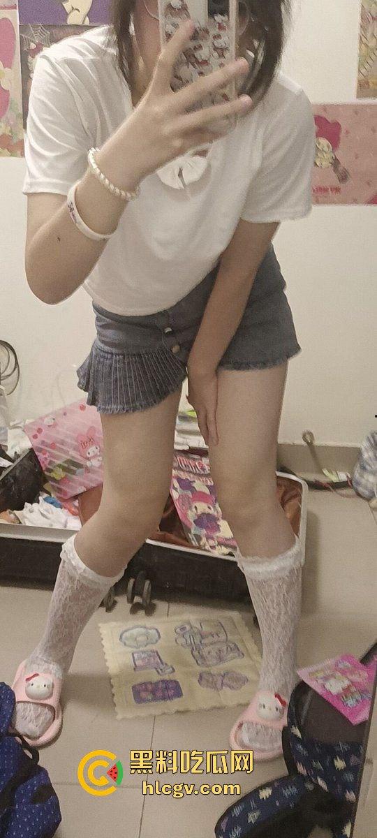 瓜友投稿大学妹子【林烟】私拍流出！宿舍自拍自慰天天给他看，骚逼十足直接曝光！  第1张