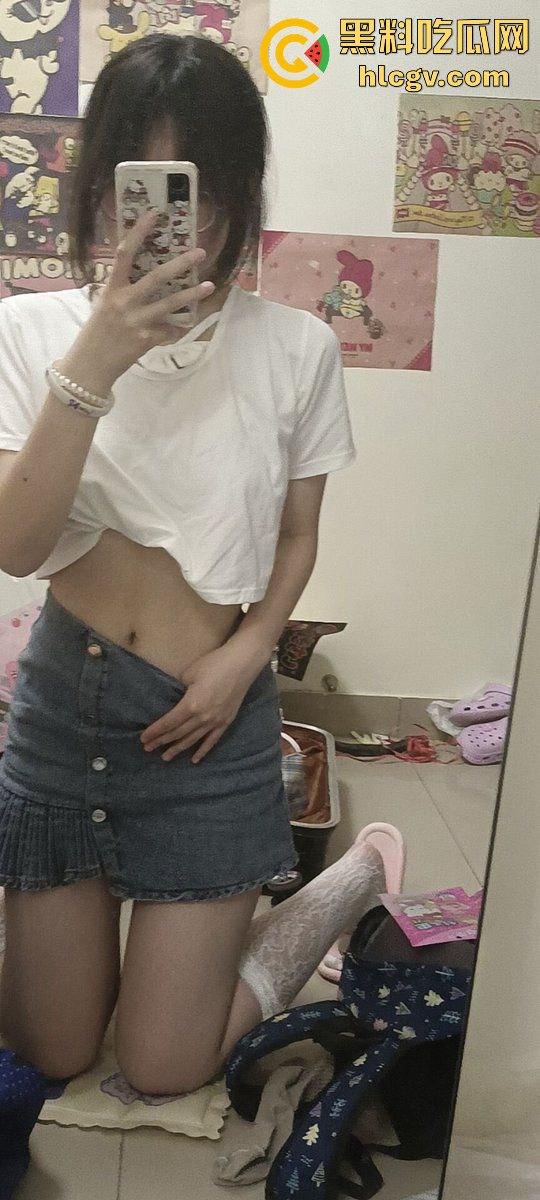 瓜友投稿大学妹子【林烟】私拍流出！宿舍自拍自慰天天给他看，骚逼十足直接曝光！  第2张