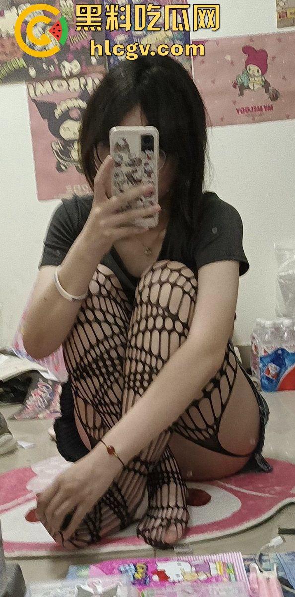 瓜友投稿大学妹子【林烟】私拍流出！宿舍自拍自慰天天给他看，骚逼十足直接曝光！  第4张