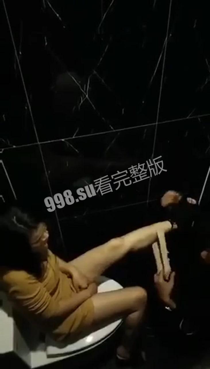 经典偷拍  男子酒吧厕所给女同学舔逼！没成想被同学们偷拍！ 第3张