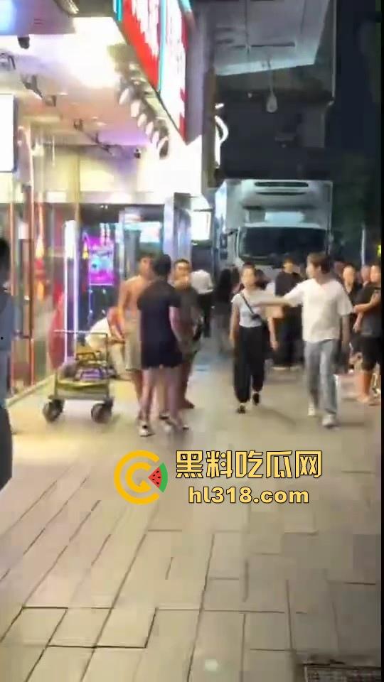 街头拳王大赛激烈上演，四男一女混合拳击，女的本来是拦开的，结果裸体男上来就一个大摆锤击倒，堪比UFC现场！  第1张