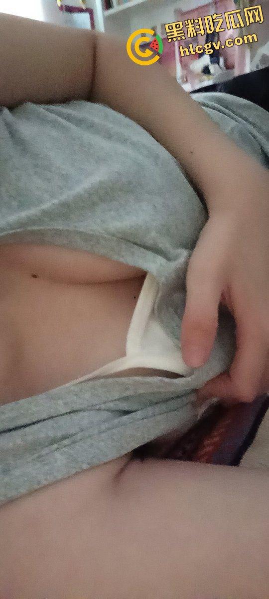 瓜友投稿大学妹子【林烟】私拍流出！宿舍自拍自慰天天给他看，骚逼十足直接曝光！  第14张