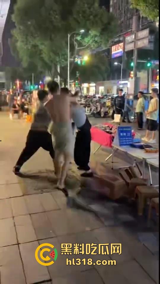 街头拳王大赛激烈上演，四男一女混合拳击，女的本来是拦开的，结果裸体男上来就一个大摆锤击倒，堪比UFC现场！  第2张