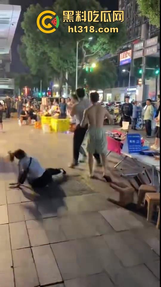 街头拳王大赛激烈上演，四男一女混合拳击，女的本来是拦开的，结果裸体男上来就一个大摆锤击倒，堪比UFC现场！  第3张