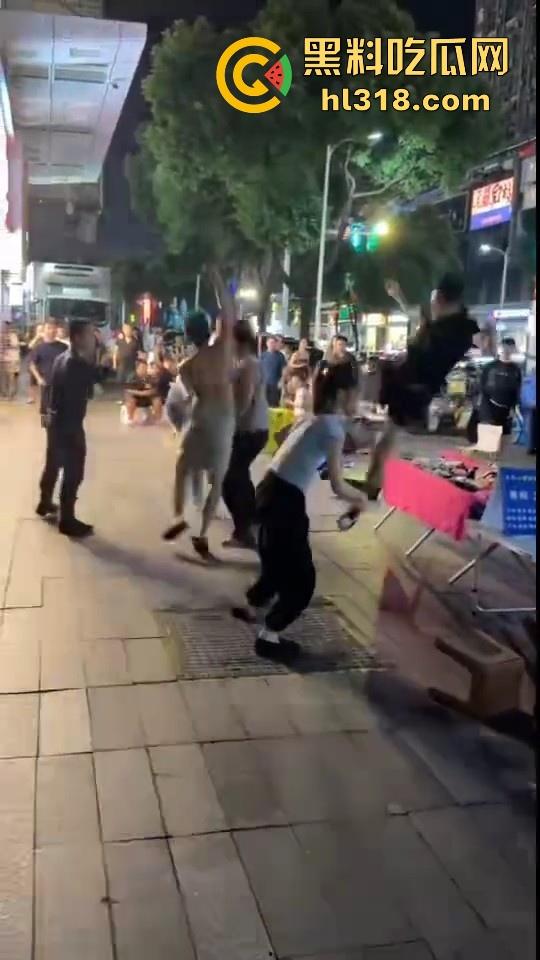 街头拳王大赛激烈上演，四男一女混合拳击，女的本来是拦开的，结果裸体男上来就一个大摆锤击倒，堪比UFC现场！  第4张