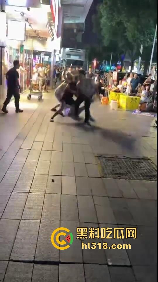 街头拳王大赛激烈上演，四男一女混合拳击，女的本来是拦开的，结果裸体男上来就一个大摆锤击倒，堪比UFC现场！  第5张