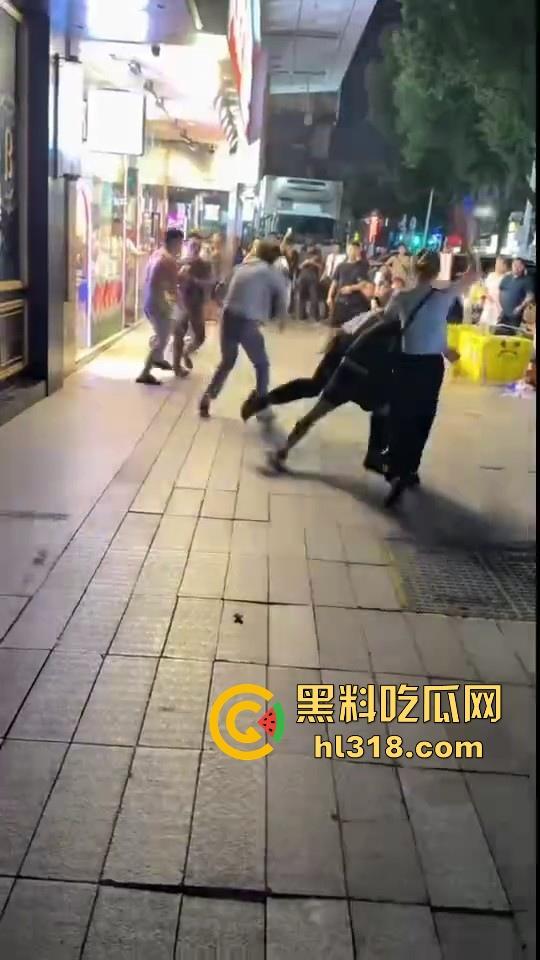 街头拳王大赛激烈上演，四男一女混合拳击，女的本来是拦开的，结果裸体男上来就一个大摆锤击倒，堪比UFC现场！  第6张