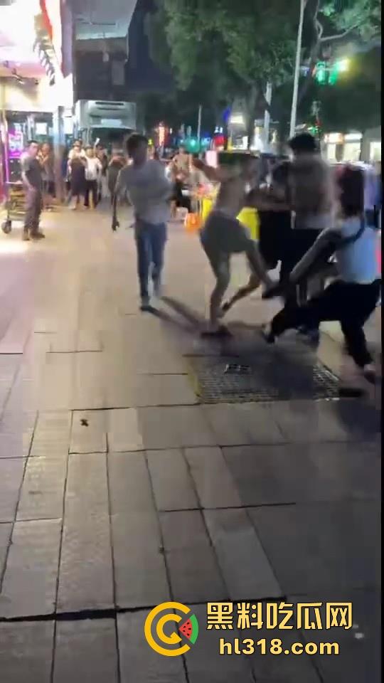 街头拳王大赛激烈上演，四男一女混合拳击，女的本来是拦开的，结果裸体男上来就一个大摆锤击倒，堪比UFC现场！  第7张