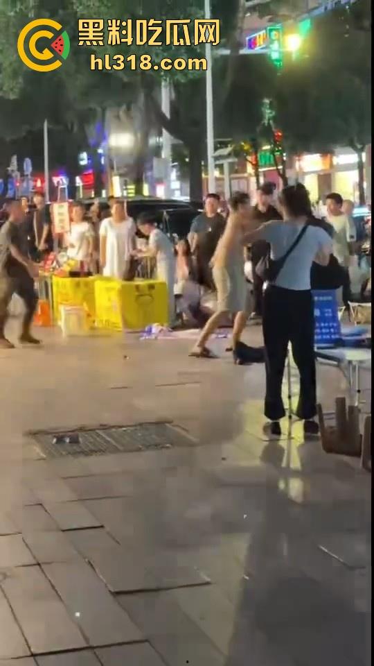 街头拳王大赛激烈上演，四男一女混合拳击，女的本来是拦开的，结果裸体男上来就一个大摆锤击倒，堪比UFC现场！  第9张