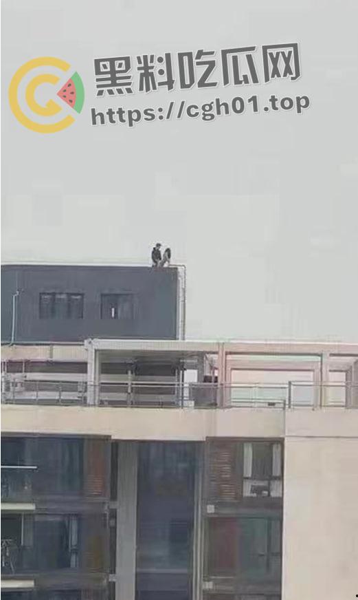 宜兴男女天台打炮后入狂怼 把女方顶下去摔死了？这下真的是高潮到升天了！  第1张