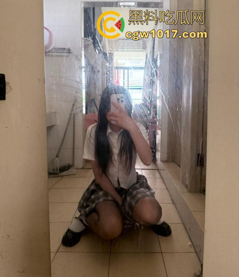 你的异地女友反差的一面！在你面前很慢热，在金主面前各种露逼诱惑，掀衣漏乳裙下春光乍现，白虎蜜穴湿漉漉！  第1张