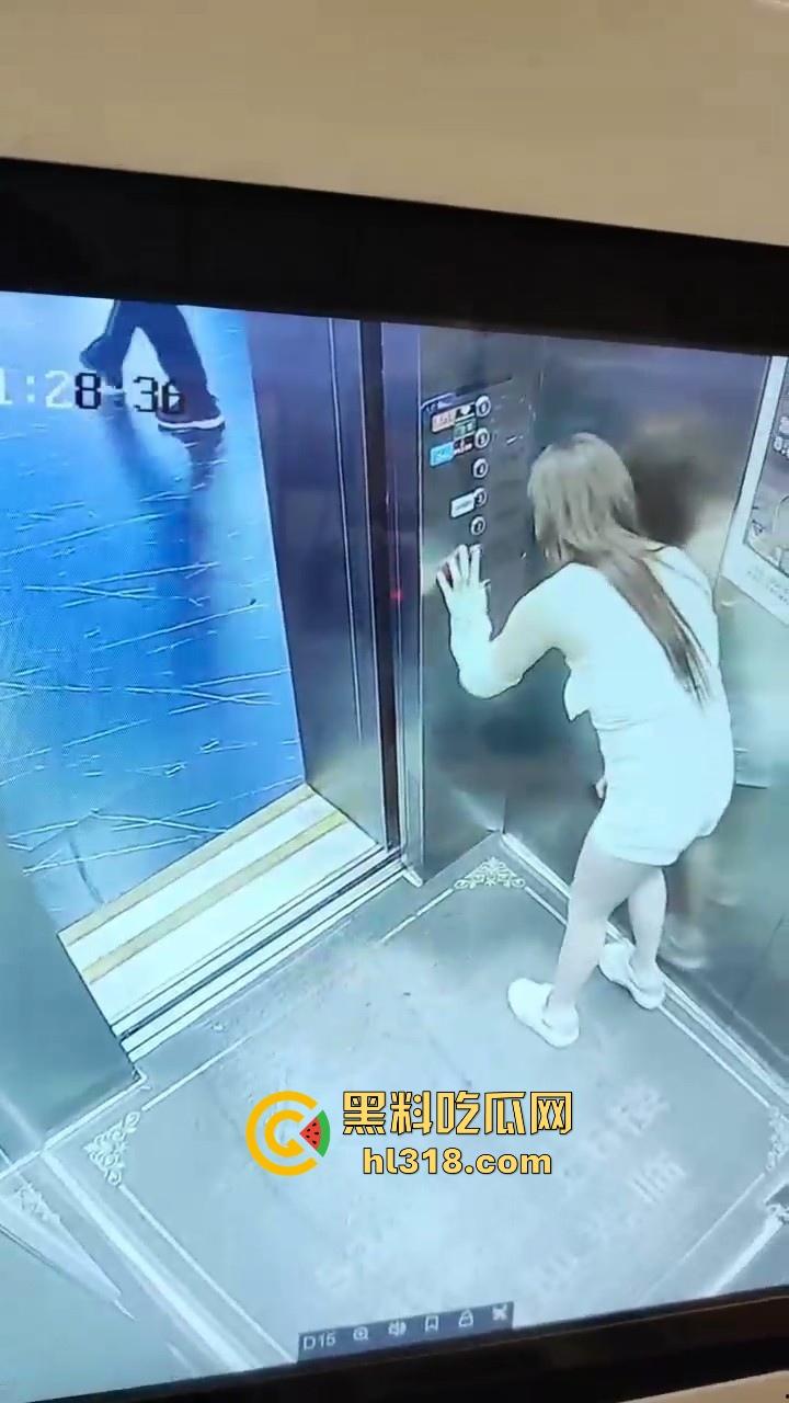 憋不住了！温州极品美女电梯放尿，看出来很急，脱下裤子就尿，还用手玩尿，监控拍的清清楚楚！  第1张