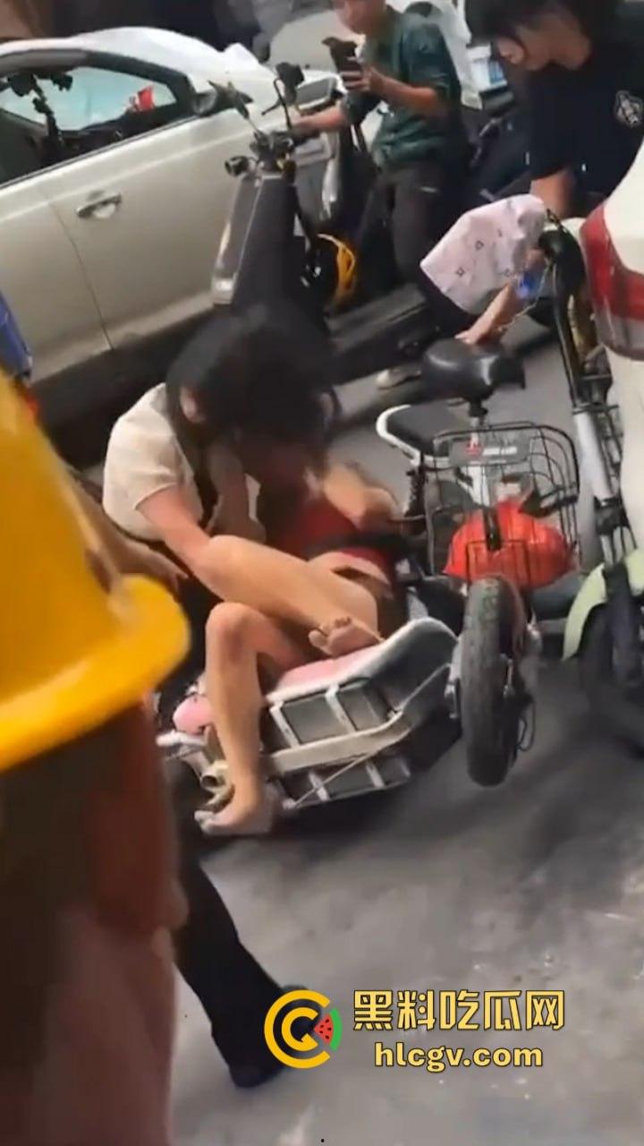 广东汕头陈暦合俩骚妇街头打架 抓头发脱衣服 现场都打成少儿不宜了！  第4张