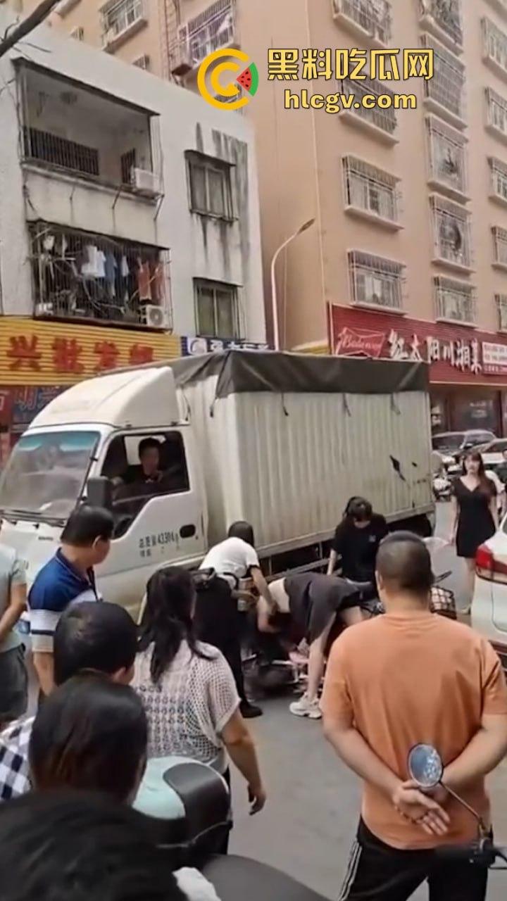 广东汕头陈暦合俩骚妇街头打架 抓头发脱衣服 现场都打成少儿不宜了！  第5张