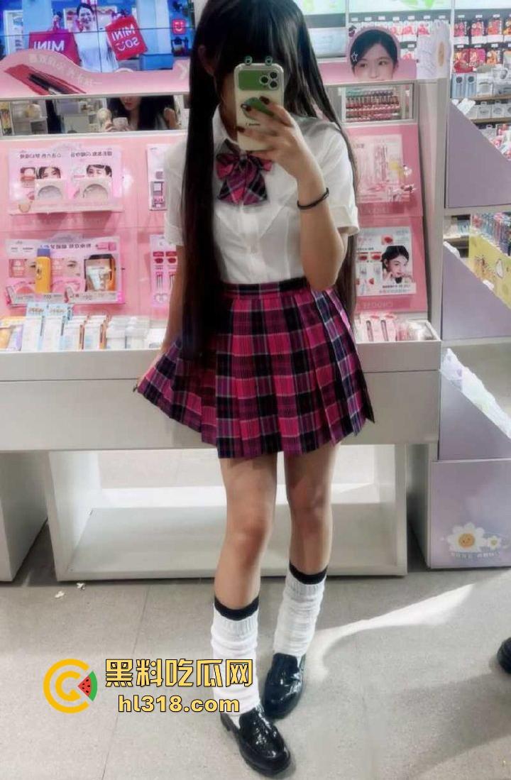 广州JK嫩妹【李诗诗】趁父母出门带游戏中CP回家做爱，无套爆操白虎馒头穴，堪称极品！  第8张