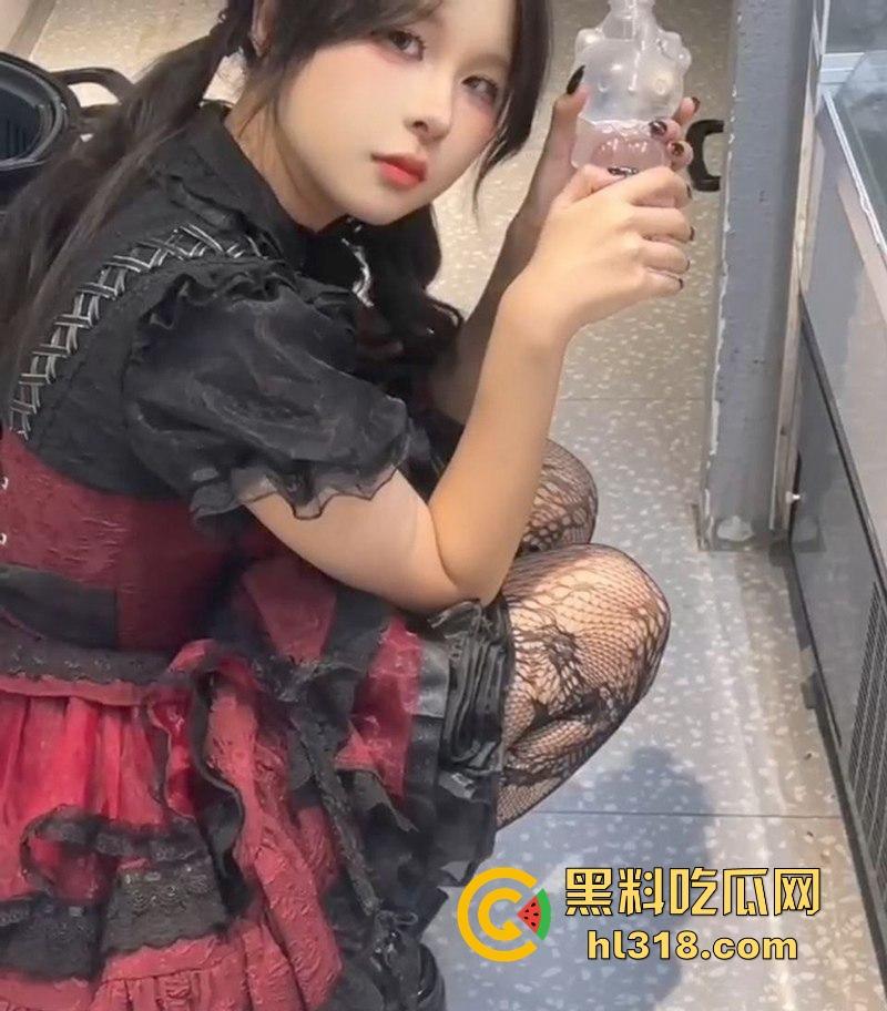 广州JK嫩妹【李诗诗】趁父母出门带游戏中CP回家做爱，无套爆操白虎馒头穴，堪称极品！  第11张