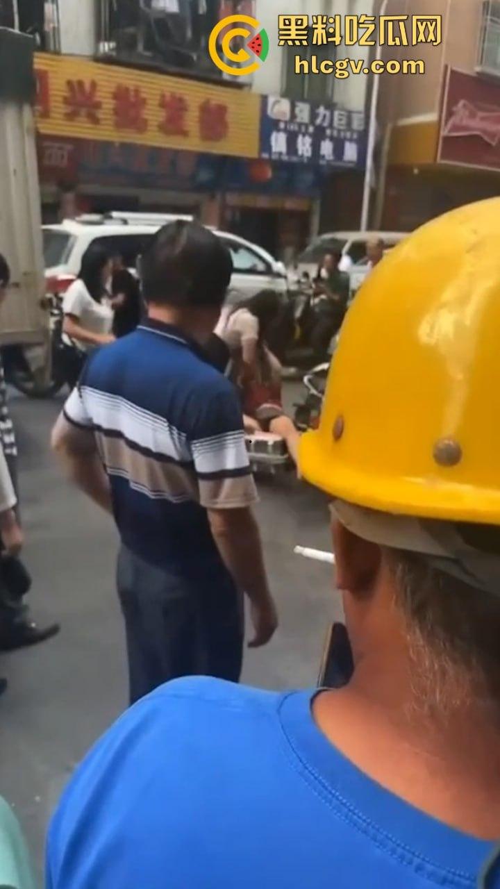 广东汕头陈暦合俩骚妇街头打架 抓头发脱衣服 现场都打成少儿不宜了！  第8张