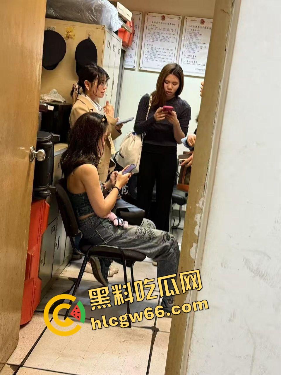 北京地铁飞机哥裤链一拉当场开演，结果精液飙偏射人屁股，妹子一边哭一边喊变态！  第4张