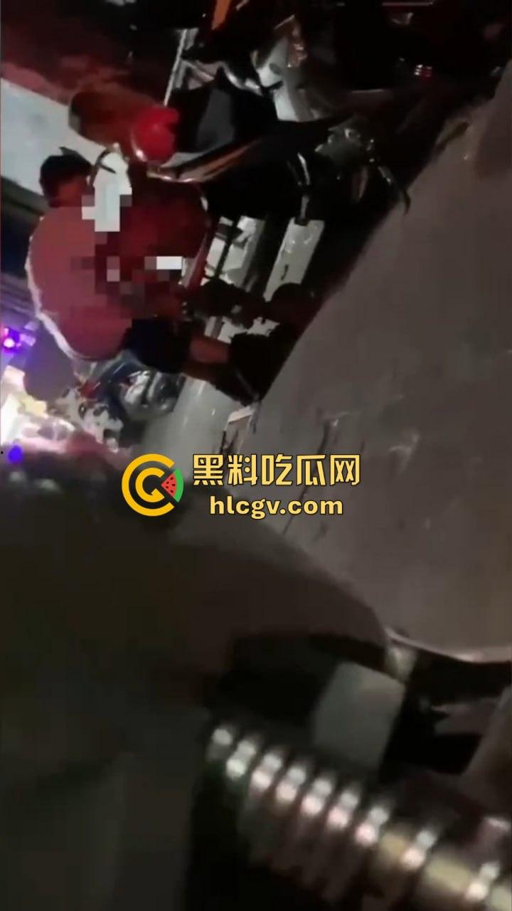酒吧门口铁板车上的车震!网友冒死偷拍最后一摔直接笑出声,车都翻了还操个屁啊!这硬都硬不起来了吧! 第1张 酒吧门口铁板车上的车震!网友冒死偷拍最后一摔直接笑出声,车都翻了还操个屁啊!这硬都硬不起来了吧! 第1张