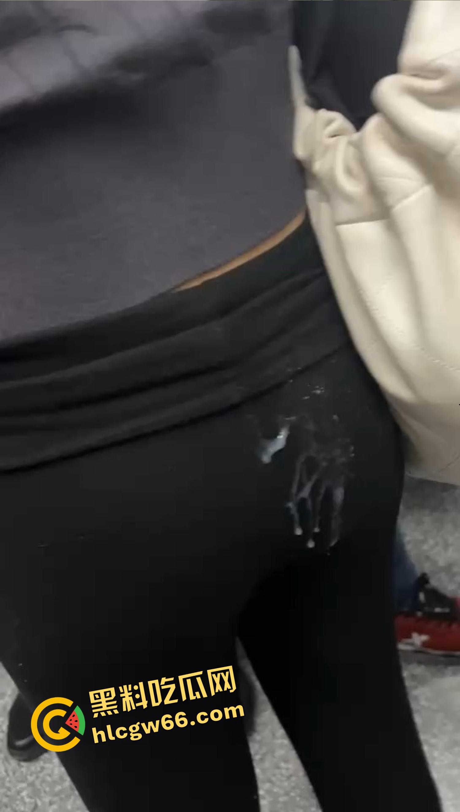 北京地铁飞机哥裤链一拉当场开演，结果精液飙偏射人屁股，妹子一边哭一边喊变态！  第8张