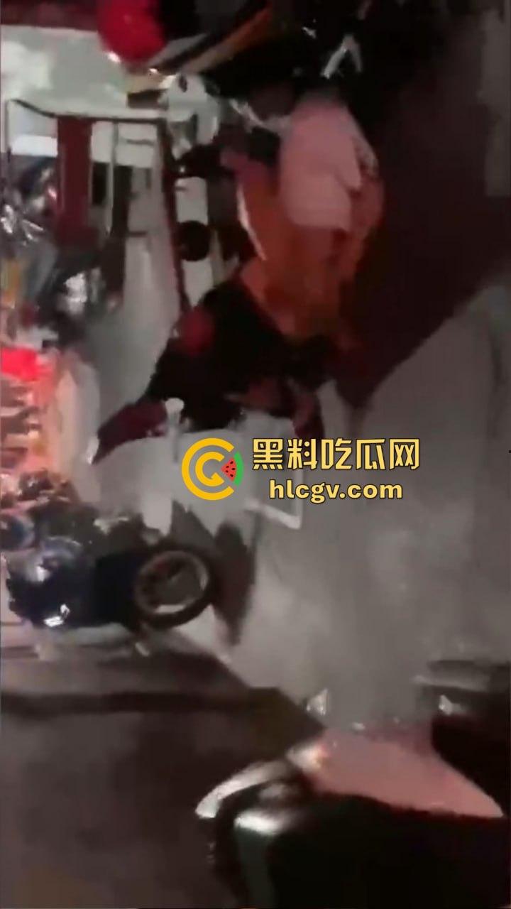酒吧门口铁板车上的车震!网友冒死偷拍最后一摔直接笑出声,车都翻了还操个屁啊!这硬都硬不起来了吧! 第5张 酒吧门口铁板车上的车震!网友冒死偷拍最后一摔直接笑出声,车都翻了还操个屁啊!这硬都硬不起来了吧! 第5张