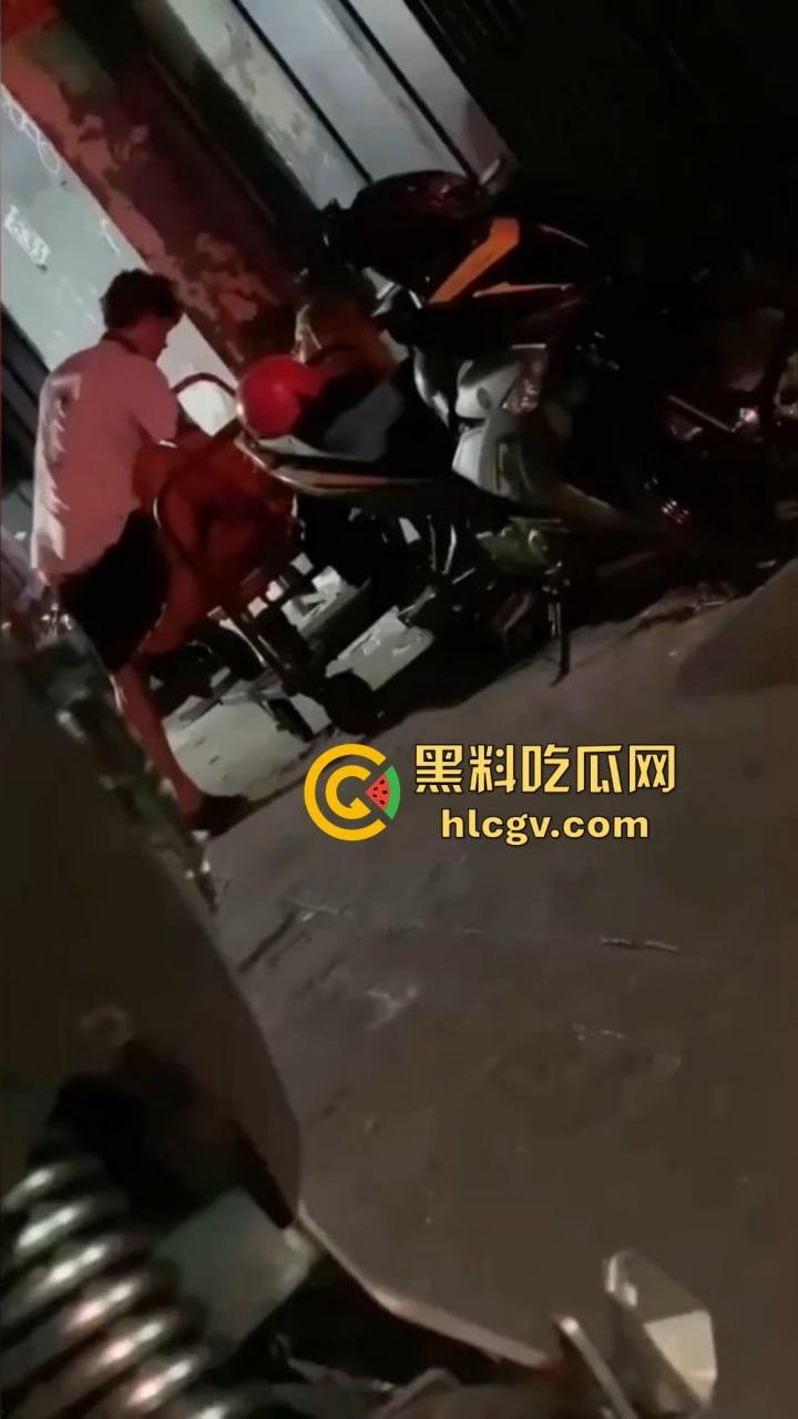 酒吧门口铁板车上的车震!网友冒死偷拍最后一摔直接笑出声,车都翻了还操个屁啊!这硬都硬不起来了吧! 第6张 酒吧门口铁板车上的车震!网友冒死偷拍最后一摔直接笑出声,车都翻了还操个屁啊!这硬都硬不起来了吧! 第6张